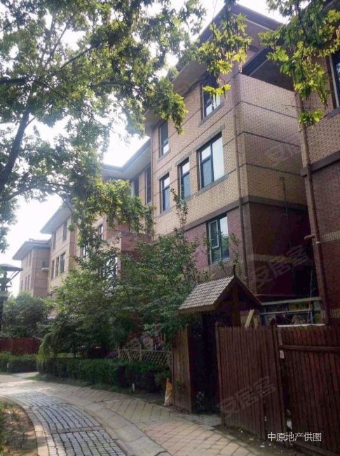 万城华府中心位置联排别墅地三层地下一层