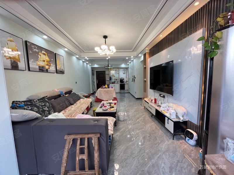 盛世滨江府三房两厅两卫九成新去年才装修的66w