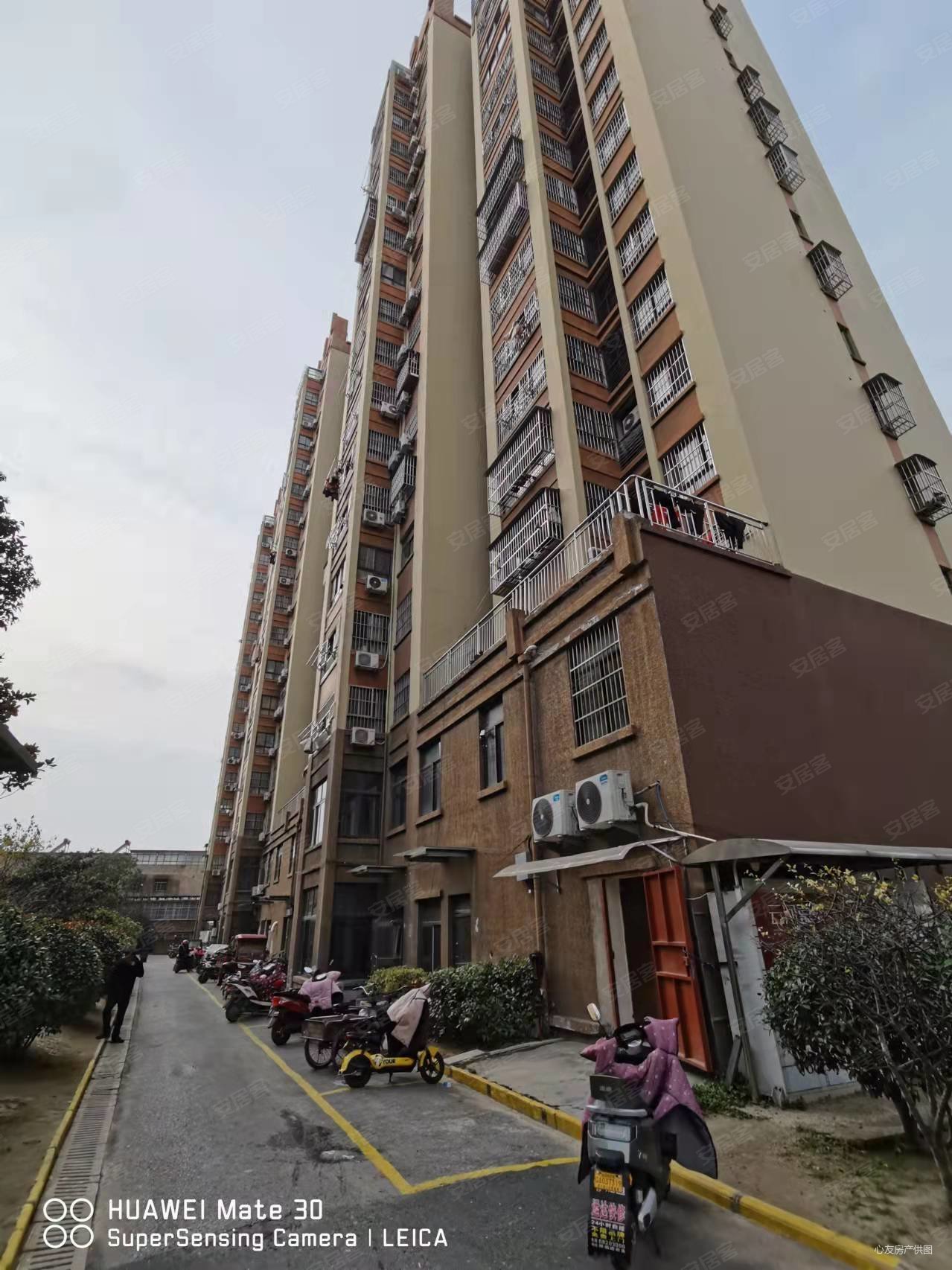 急售!尚都国际电梯中层边户132平精装三室两卫,68万