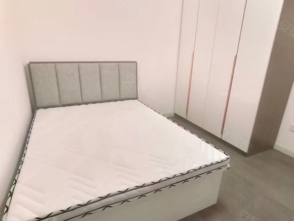 北京海淀西三旗育新花园8号线育新地铁口新馨苑两室一厅精装修房间