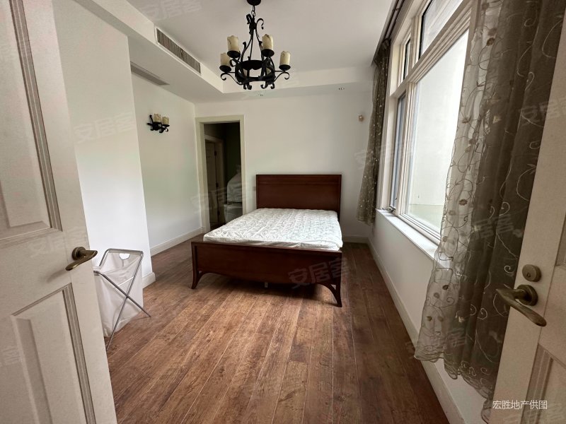 一区大面宽户型,四开间朝南,花园很大!南花园南临大河景观