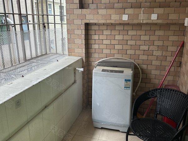 龙华地铁站汇海广场附近弓村两房一厅民水民电押一付一,龙华租房-深圳