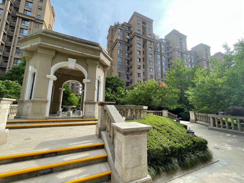 中海紫御华府  4室2厅3卫  毛坯诚意出售 满二 有车位