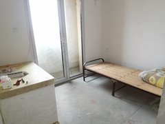 青岛黄岛东方影都凭海临风三期锦苑 3室民工宿舍 1000元月 有热水器可洗澡出租房源真实图片