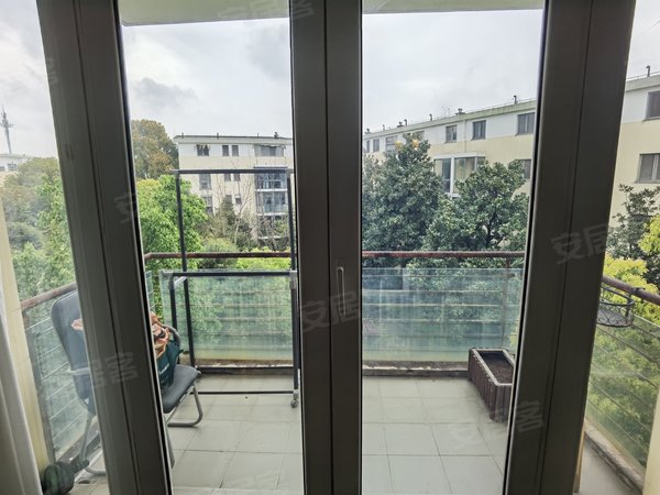 上海嘉定安亭安亭新镇兴苑安亭新镇一房超大客厅精装全配 拎包入住有