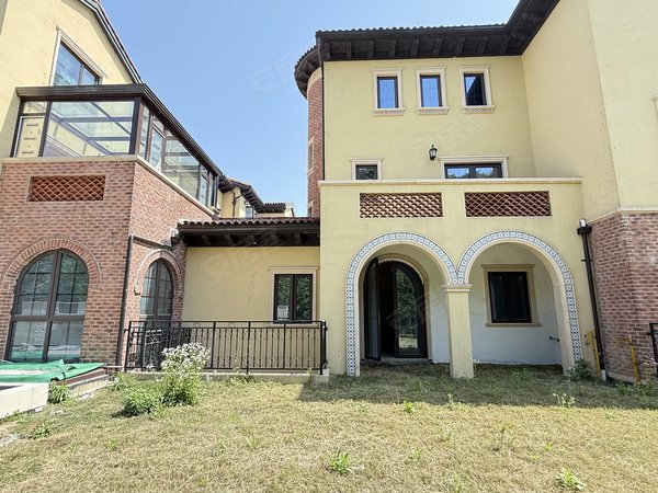 联排托斯卡纳风格 地上3层地下一层