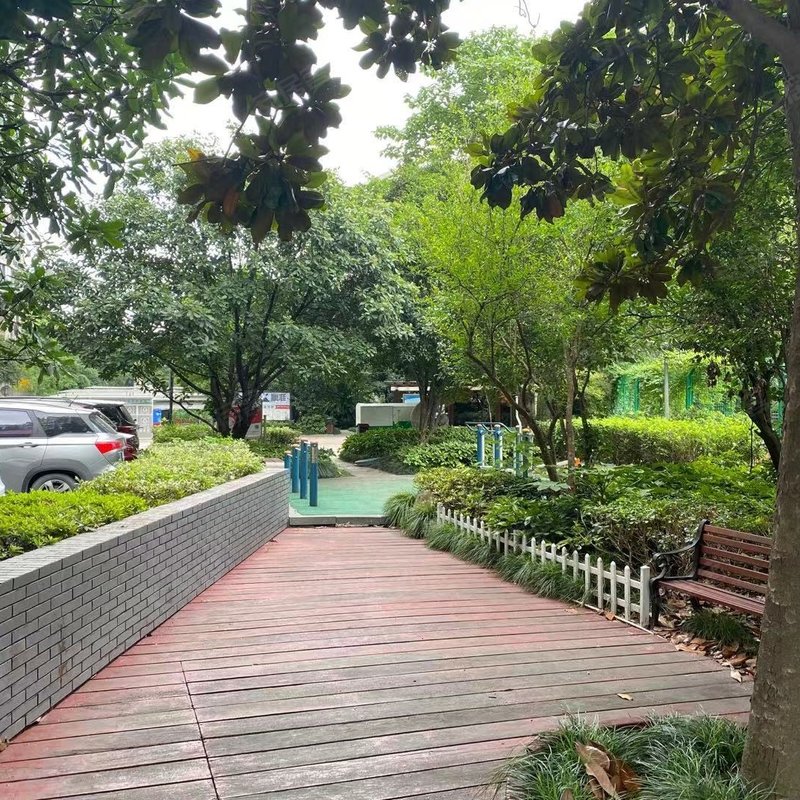 2004年统一毛坯交付,自由装修,在里面贴瓷砖处理,近马路真空玻璃,隔绝