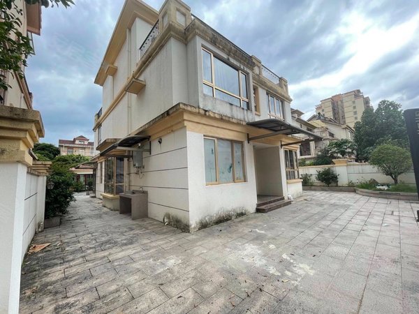 广州花都新区雅居乐雍华廷(别墅)大润发商圈独栋别墅!