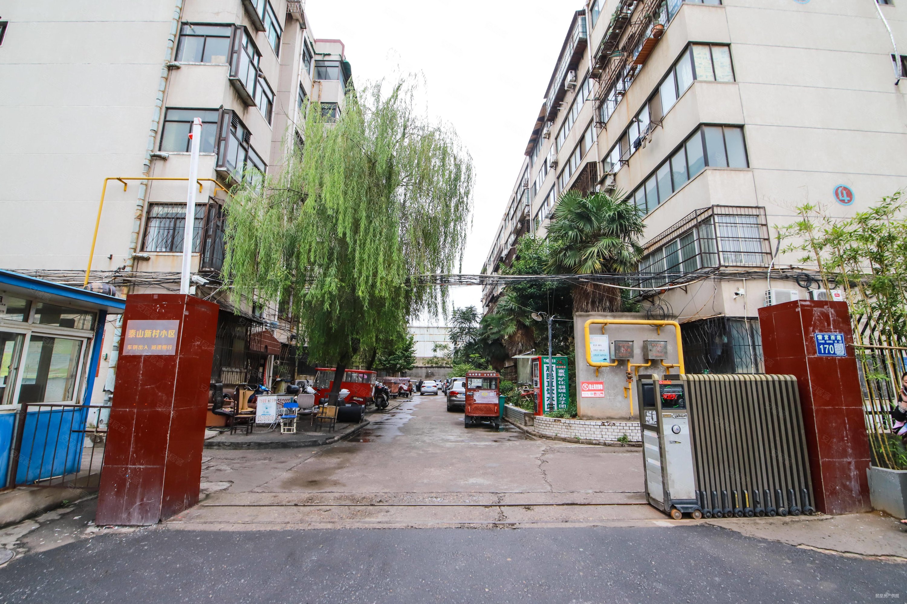 七里河地铁口旁 准双气 均价3千多 中间楼层 通透两室 急卖,泰山新村