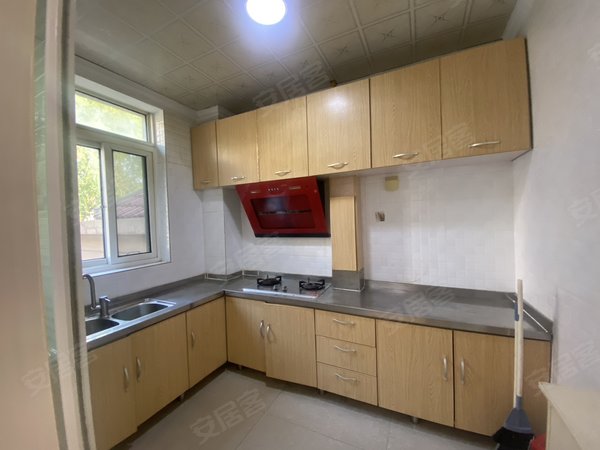 水岸豪庭多层的1楼带俩个车位加储寻找自带家具的租客