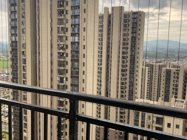 赣州兴国太平洋广场万象新城万象新城全新精装装修四房2600月出租房源