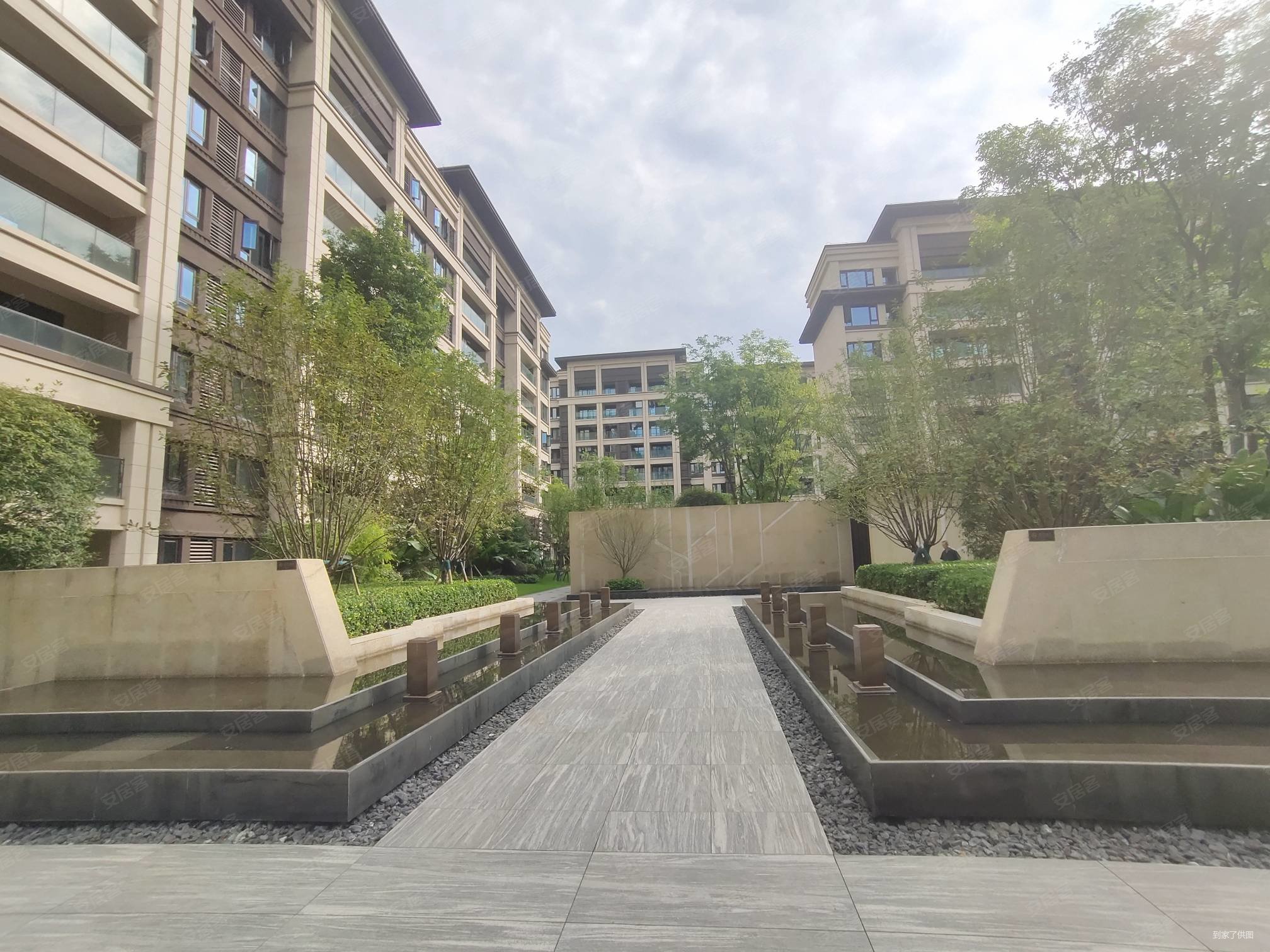 蔡家金科品质洋房小区 临近轻轨 内部环境安逸 超低价