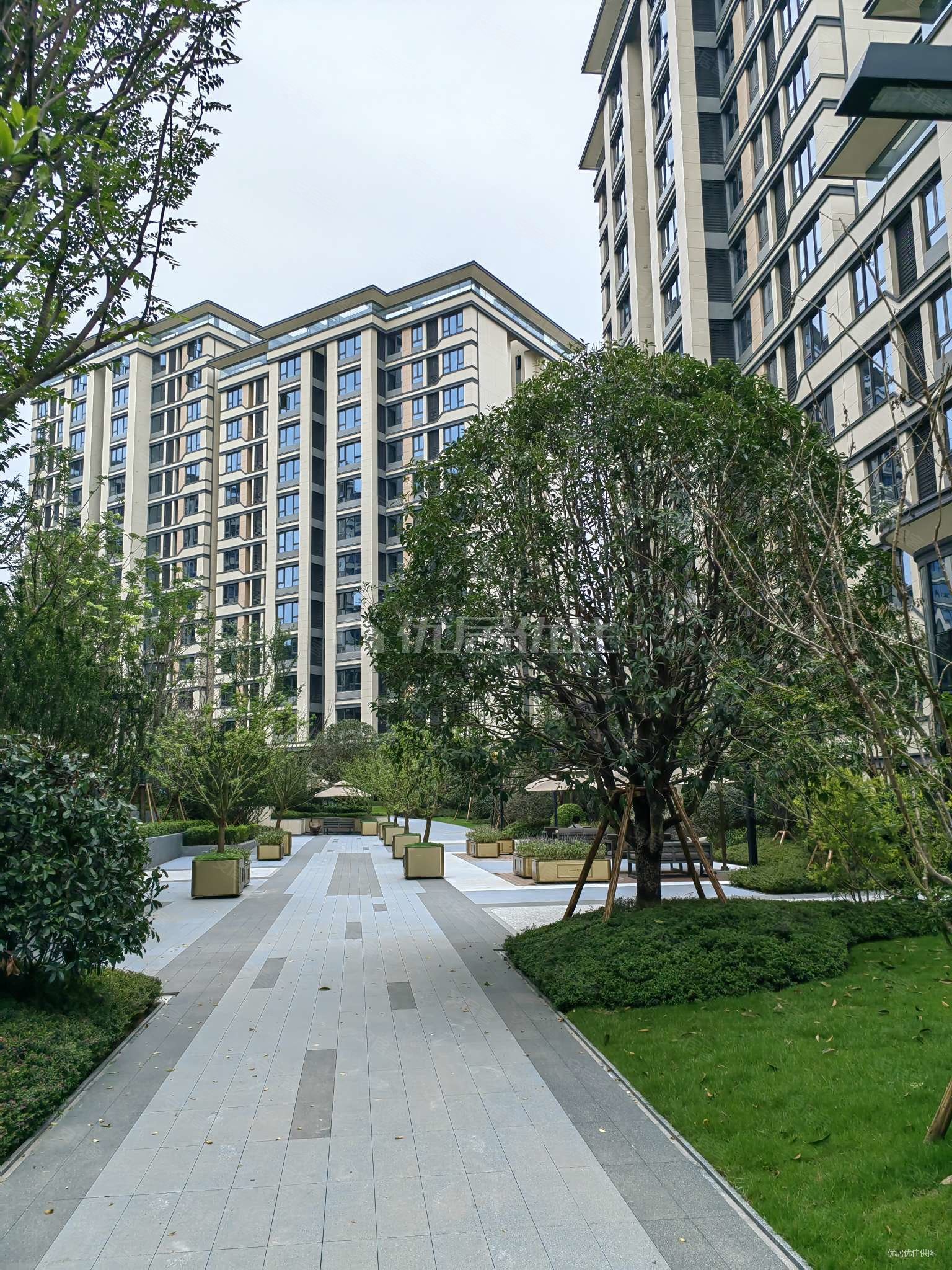 毛坯95平中交中央公园和颂138万元朝向南3居室