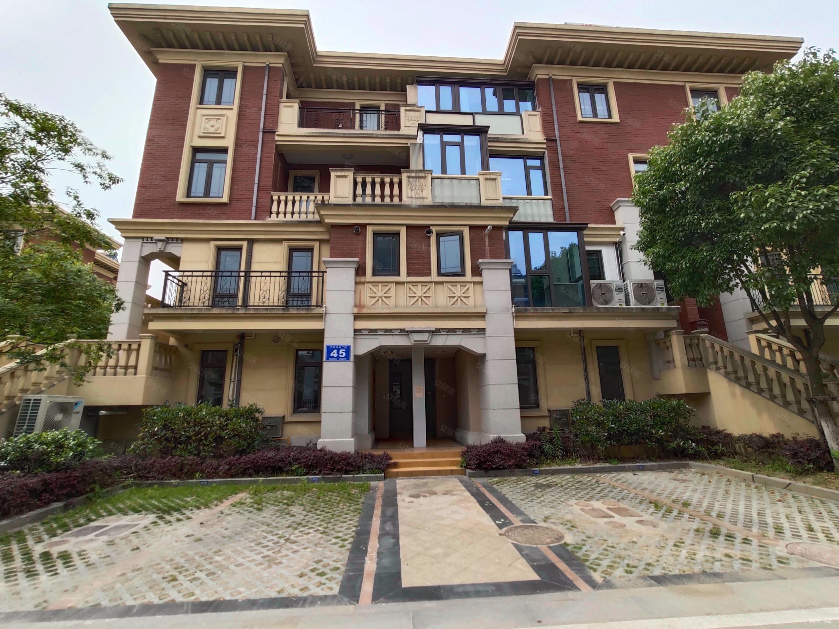 香岛御墅4室2厅4卫297.66㎡南北370万