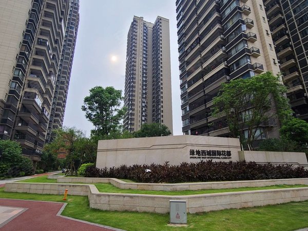 南宁西乡塘石埠绿地西城国际花都b区绿地西城,配齐四房,精装修,南北