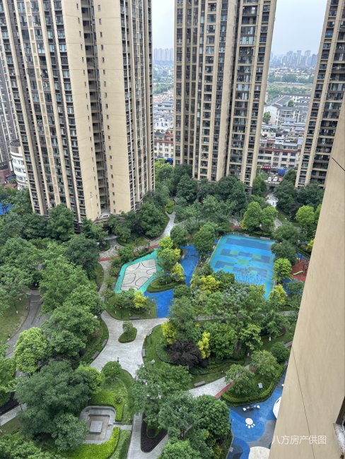 洪河大道东原晴天见套四出售,目前空置的,小区下半年通地铁