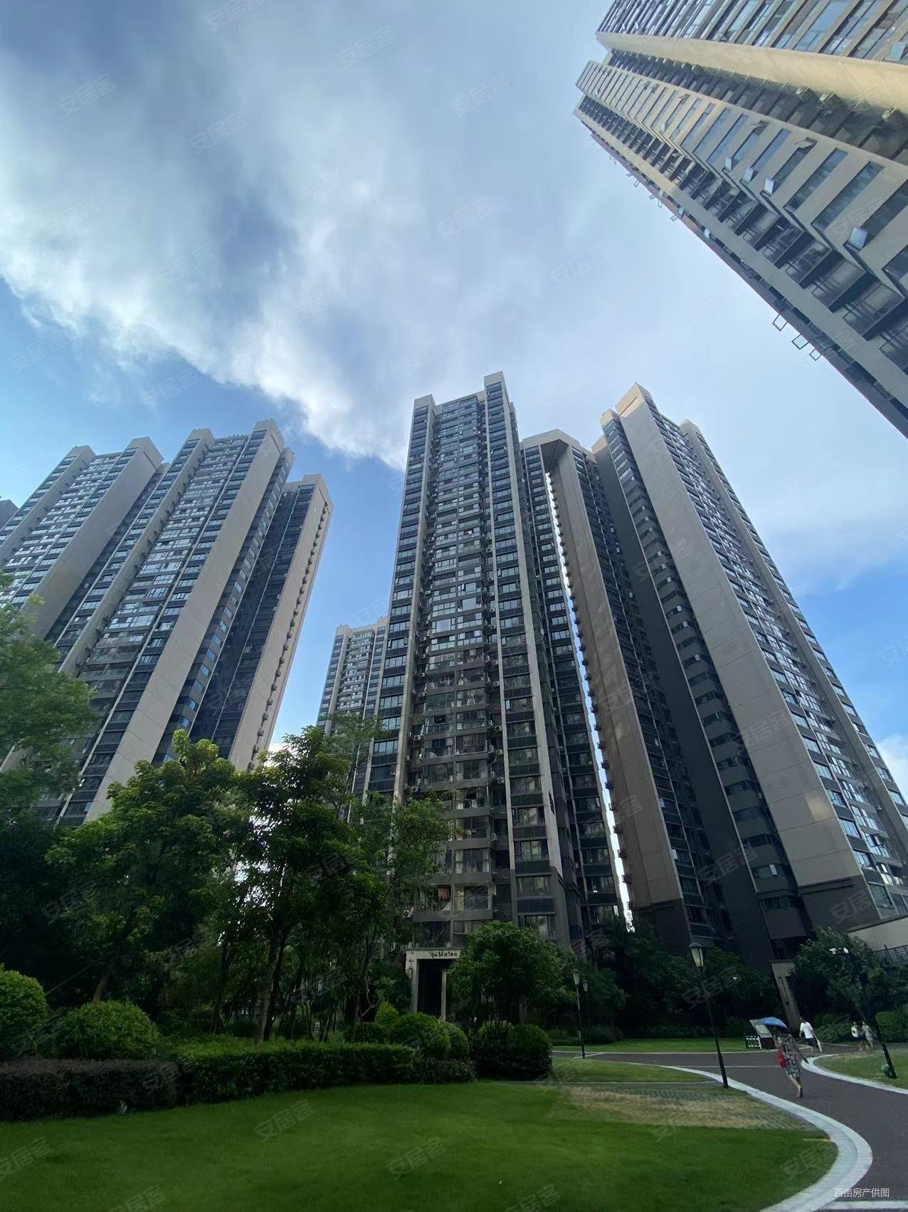 荣和千千树5室2厅2卫142.95㎡南北131万