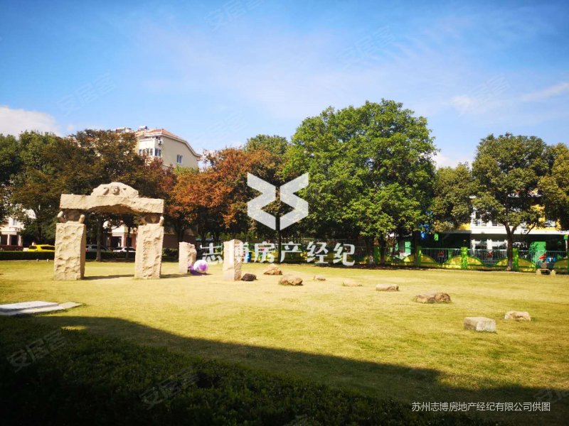 一楼带院子 交通便捷 购物方便 周边商圈成熟 刚需小三居,新加花园