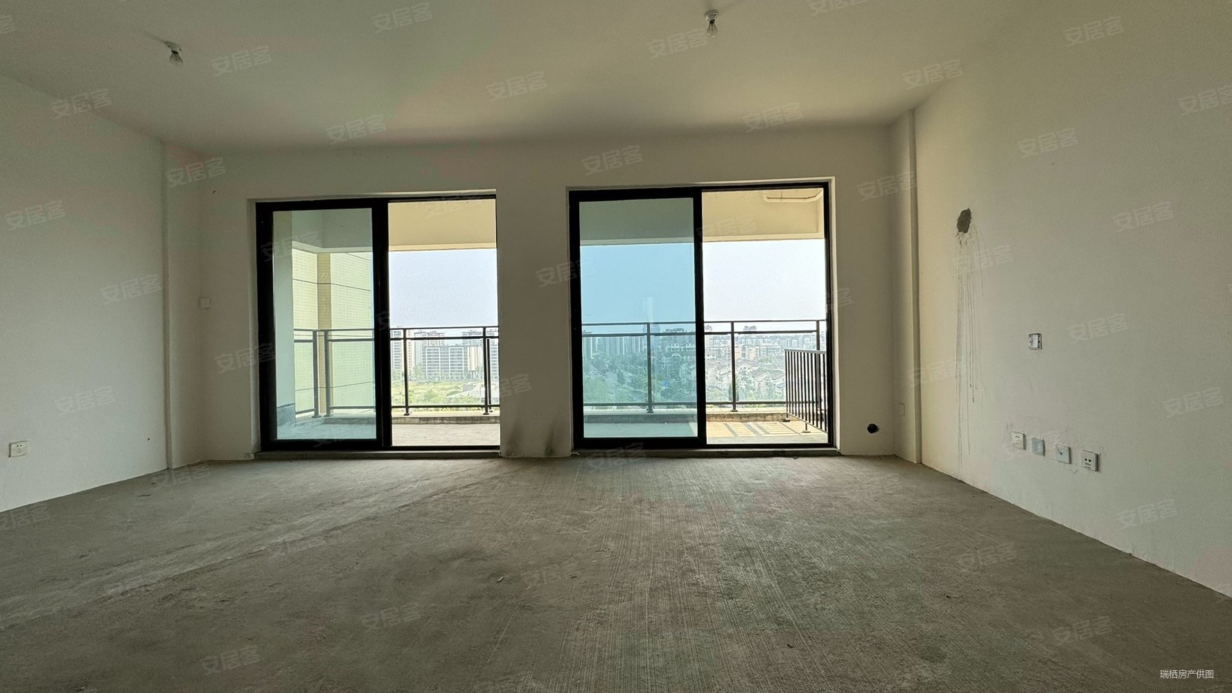 柏条河畔次新小区 横厅设计 户型方正 视野开阔 随时看房,百伦山水居