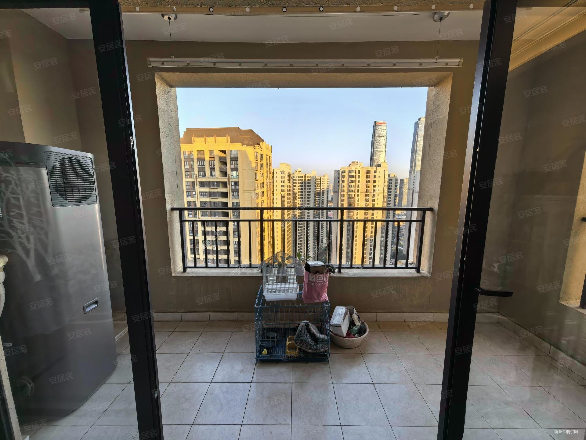 万达旁金地悦天下一区 精装4房 东南端头 带产权车位