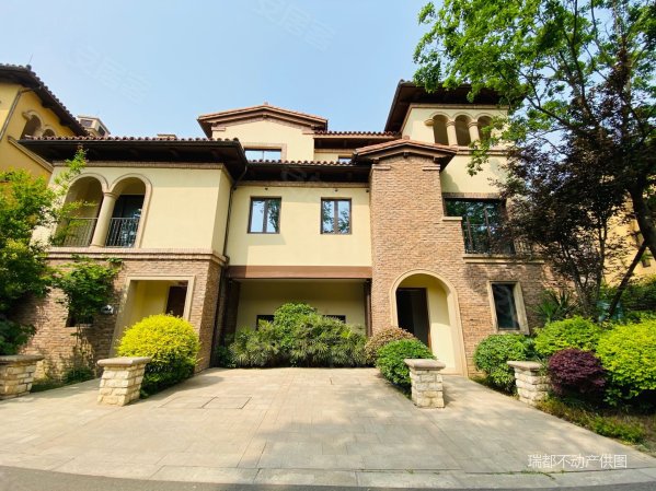 买高层的价格来这里买别墅 总价330万共三层有天有地有花园,黄龙溪谷