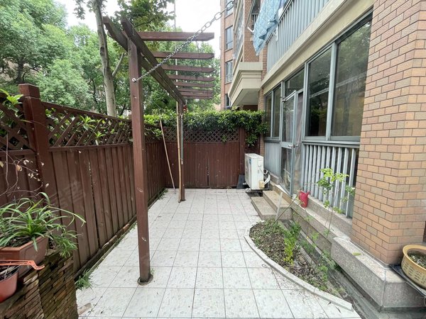 上海闵行莘庄工业区南郊别墅(公寓住宅)别墅小区,环境好,精装修,家具