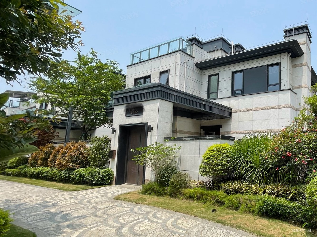 一线海景独栋别墅送超大花园水系在园林穿过