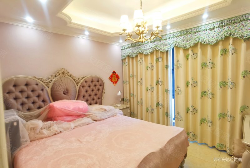 边户大花园联排别墅!一层带老人房!豪华装修拎包入住!小区中心