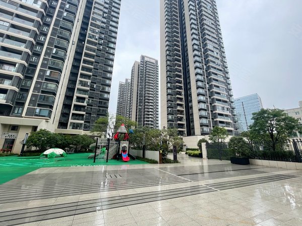 深圳坪山坪山万樾府创新广场对面,近锦龙地铁口,豪华家私家电拎包入住