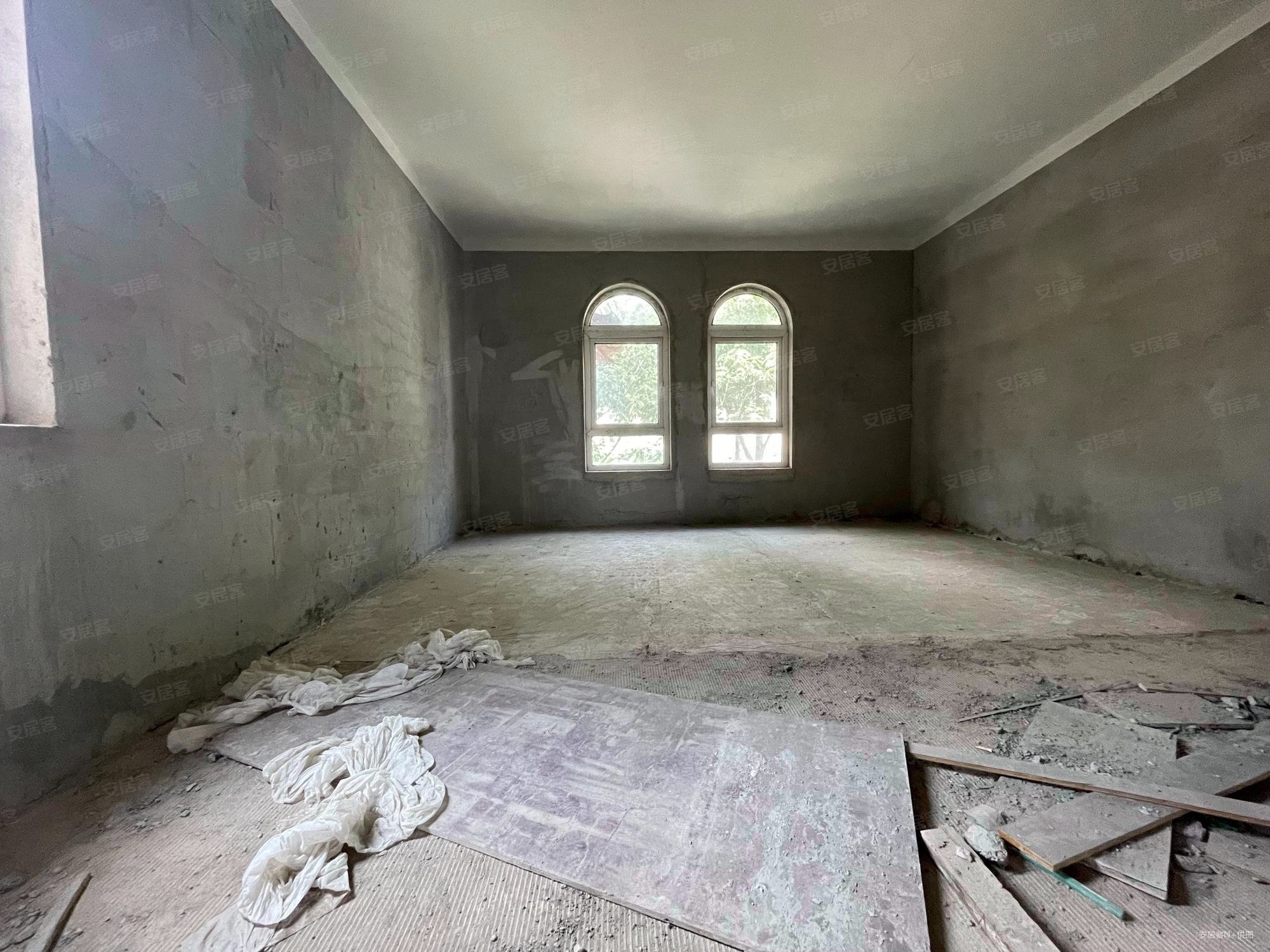 珑璟轩(别墅)4室2厅3卫169㎡南160万