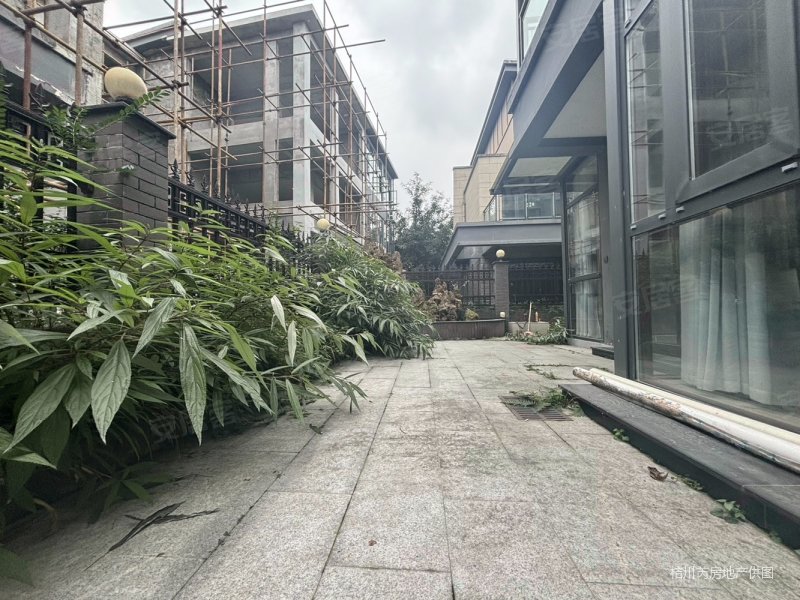 揽山墅 精装合园别墅 连底3层 有天有地 中庭位置