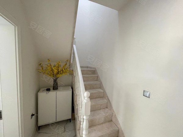 济宁高新区菱花路红星1号花园洋房!两层复式带院子!独立入户门!