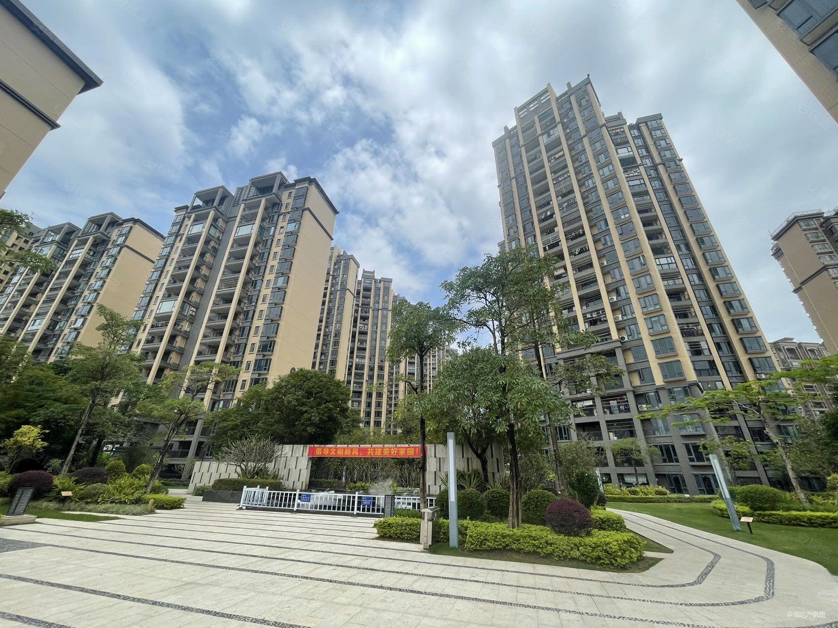 保华铂郡惠南高层双龙抱珠三面采光整个小区的四房