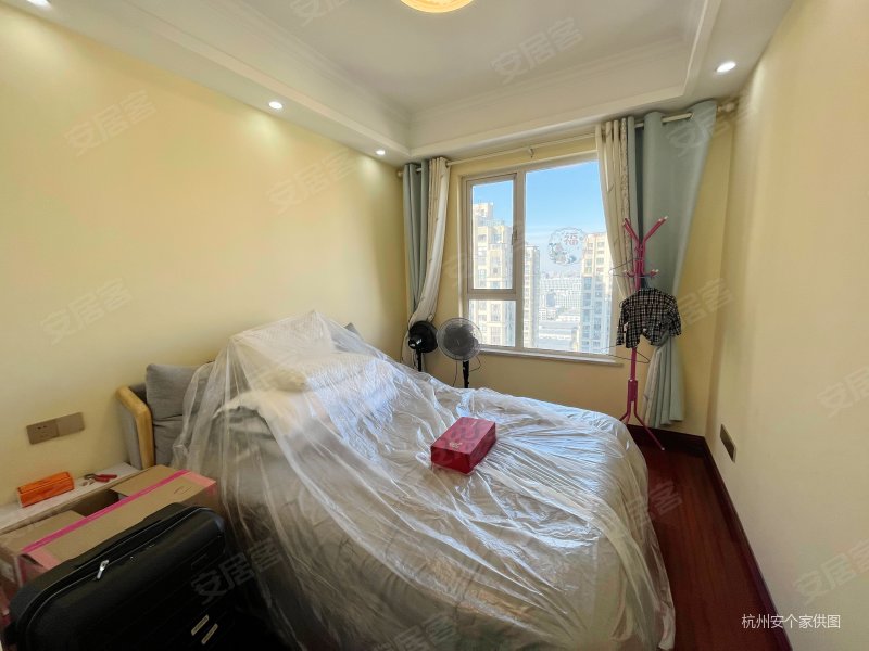 精装修自住 ,四房两卫 采光好,满五唯 一,保利玫瑰湾二手房,370万,4室