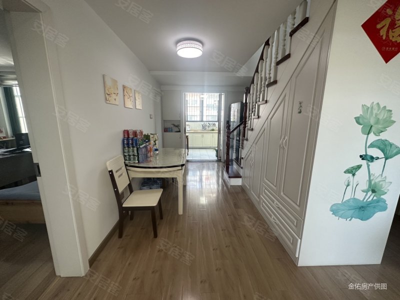 银湖  实用面积120平米   单价6000买精装复式楼