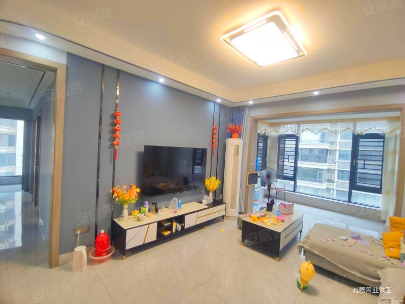 房子在好楼层,朝南户型,四房精装,拎包入住,证件齐全,,恒泰幸福港湾