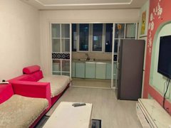 凤城凤凰大街凤城城区山水一号电梯80平，二室一厅，家电齐全，年租一万六含物业取暖出租房源真实图片