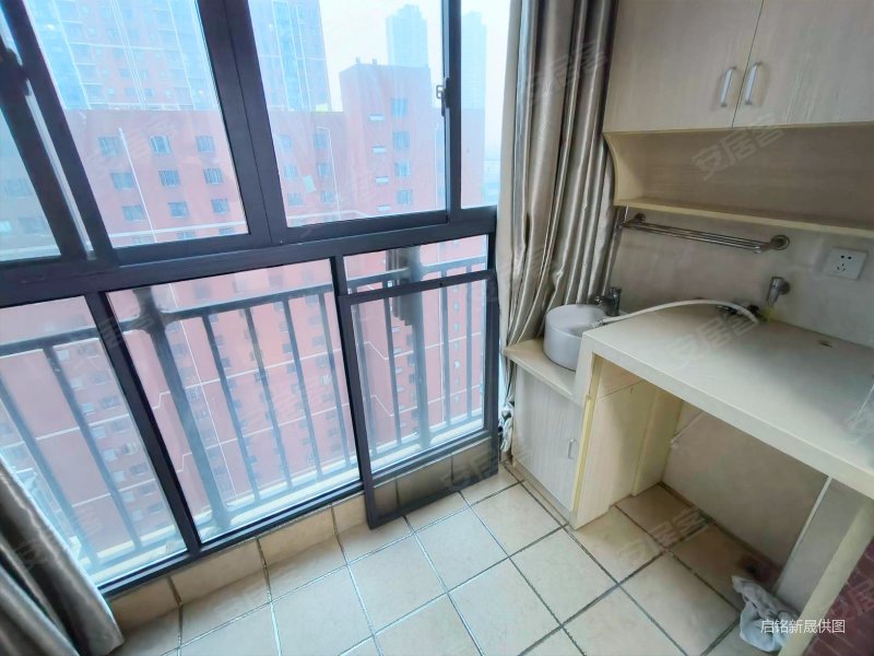 东湖边 带免费地车位 南北 边户 满两年 精装修 拎包入住,欢乐星城