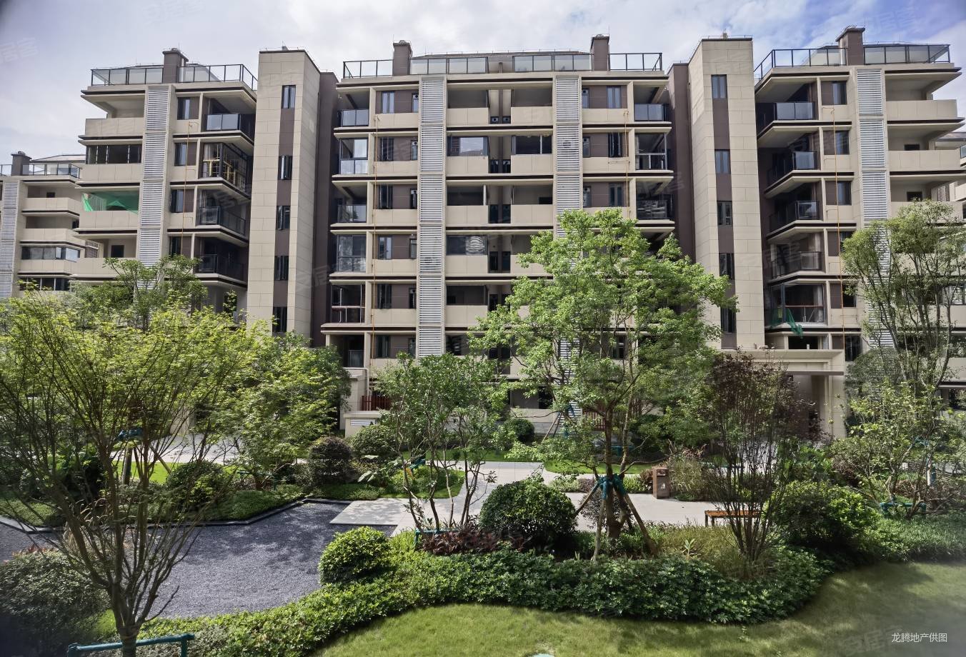 一楼带150平花园洋房加地下室急售4房3卫保利明玥山语