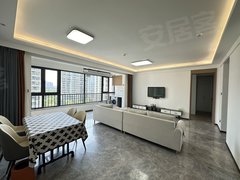 烟台莱山大学城万科翡翠长安 130宽厅三居 精装品质好房 中央空调 密码锁出租房源真实图片