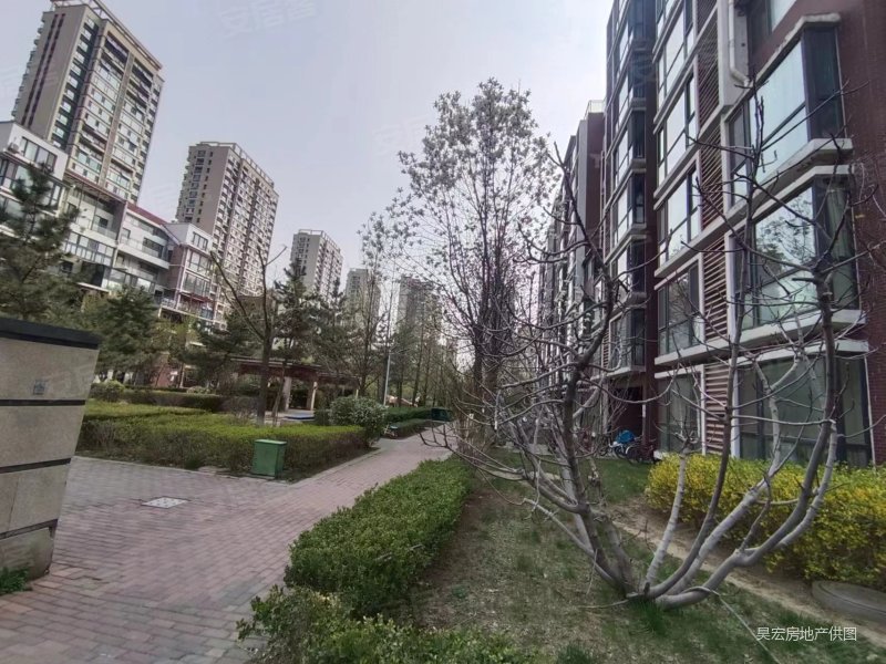 香逸中央东方华府4室2厅2卫147.57㎡南北100万