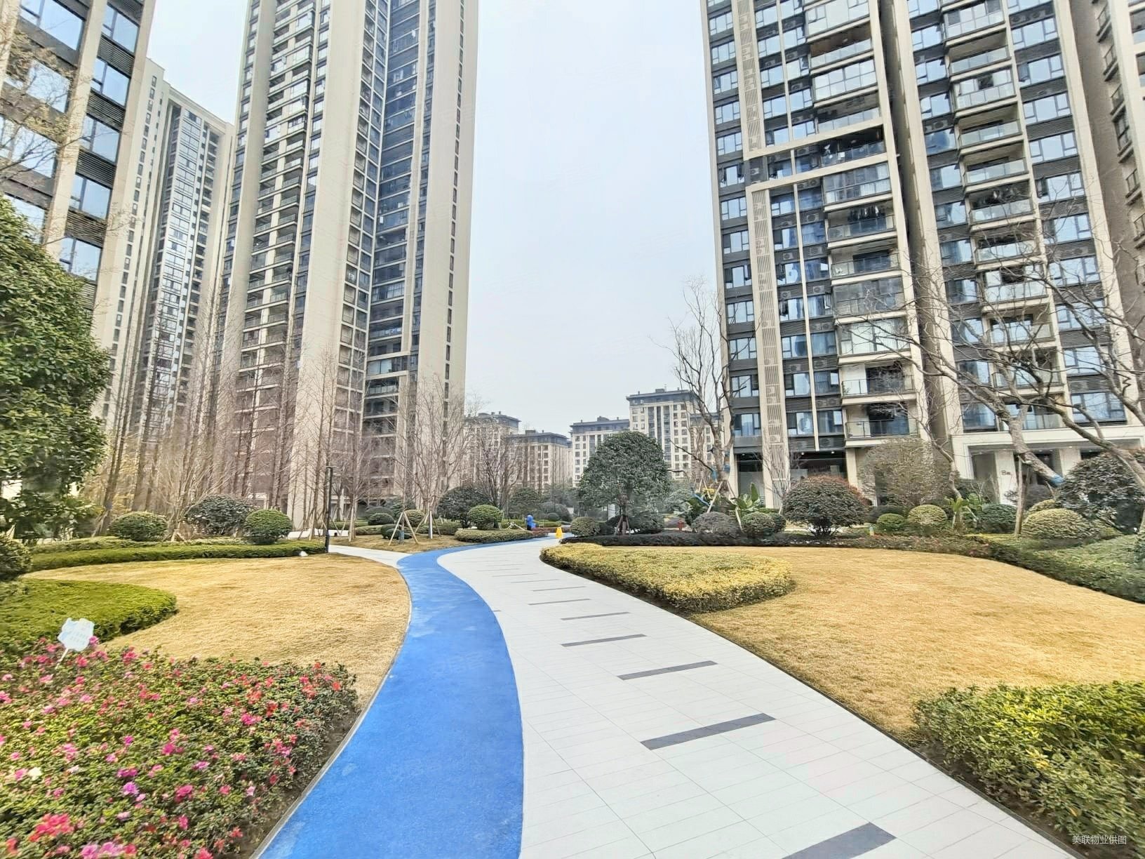 龙湖九里峰景4室2厅2卫159.87㎡南260万