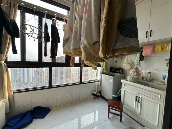 南昌西湖云飞路国贸蓝湾花园华侨城旁 国贸蓝湾精装三房 家具家电齐全 拎包即可 随时看房出租房源真实图片