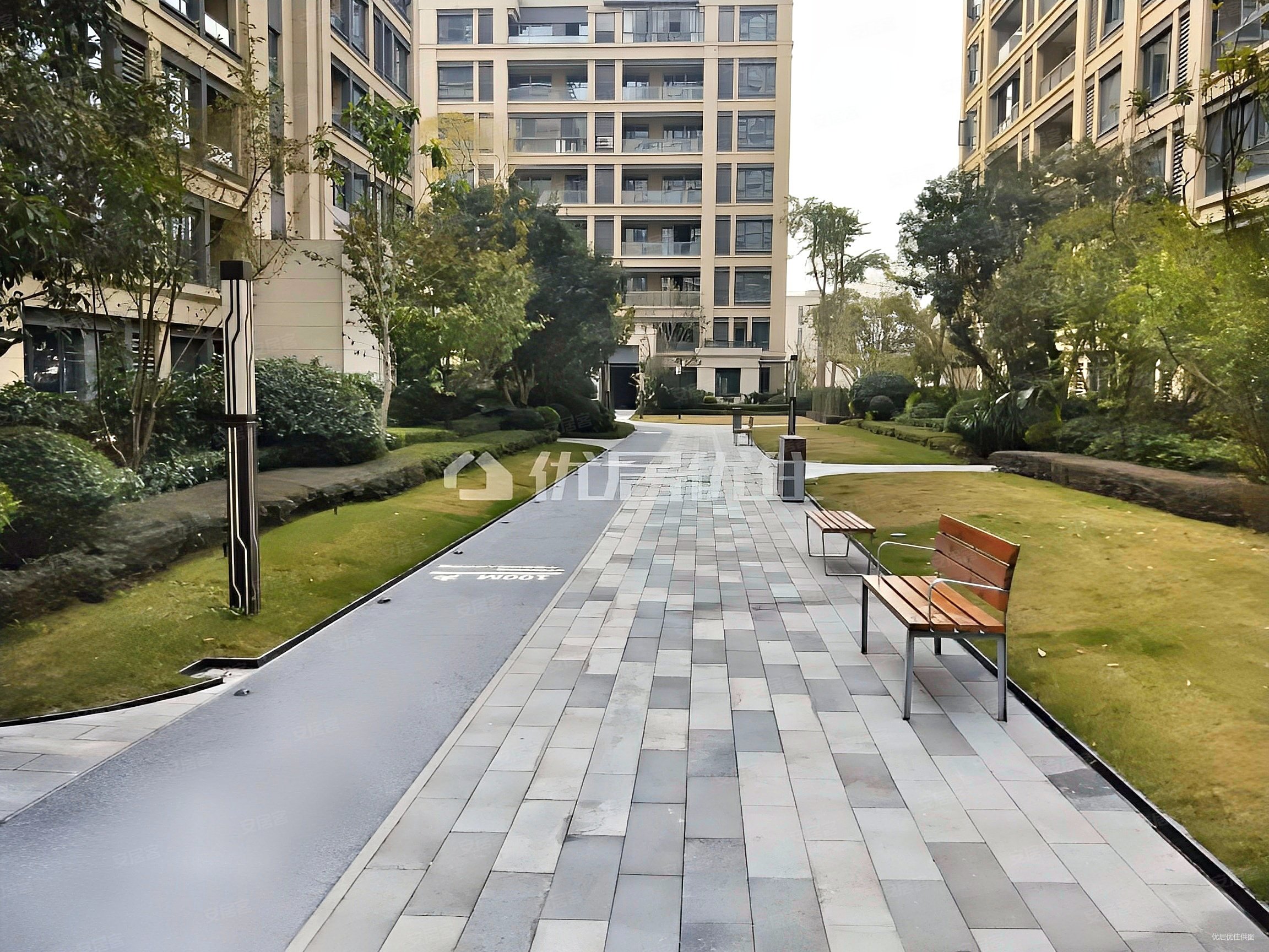 洋房4室3卫环境优美 入着宁静出着繁华 近轻轨,中交中央公园和颂二手