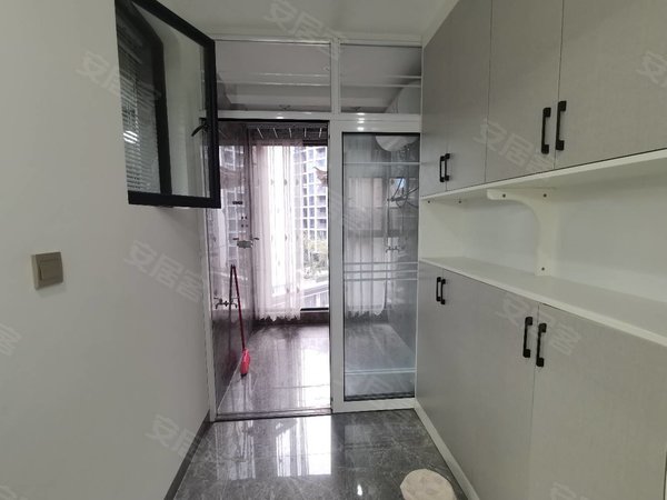 楚雄楚雄市开发区龙湾御景古镇西门,龙湾御景,全新精装修大四房,带全部家具家电拎包入住出租房源真实图片