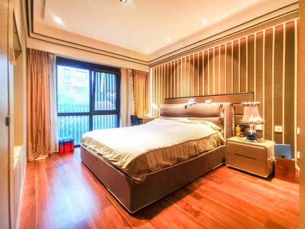 万柳书院精装大平层,家电齐全带车位,三面采光,中间位置