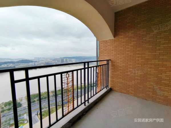 名城中心泊悦府