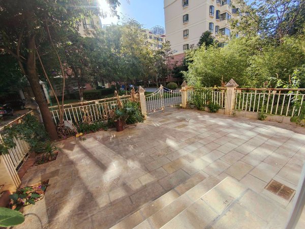 昆明盘龙江东花园江东花城北辰财富中心旁 江东花城 一楼带花园 花园