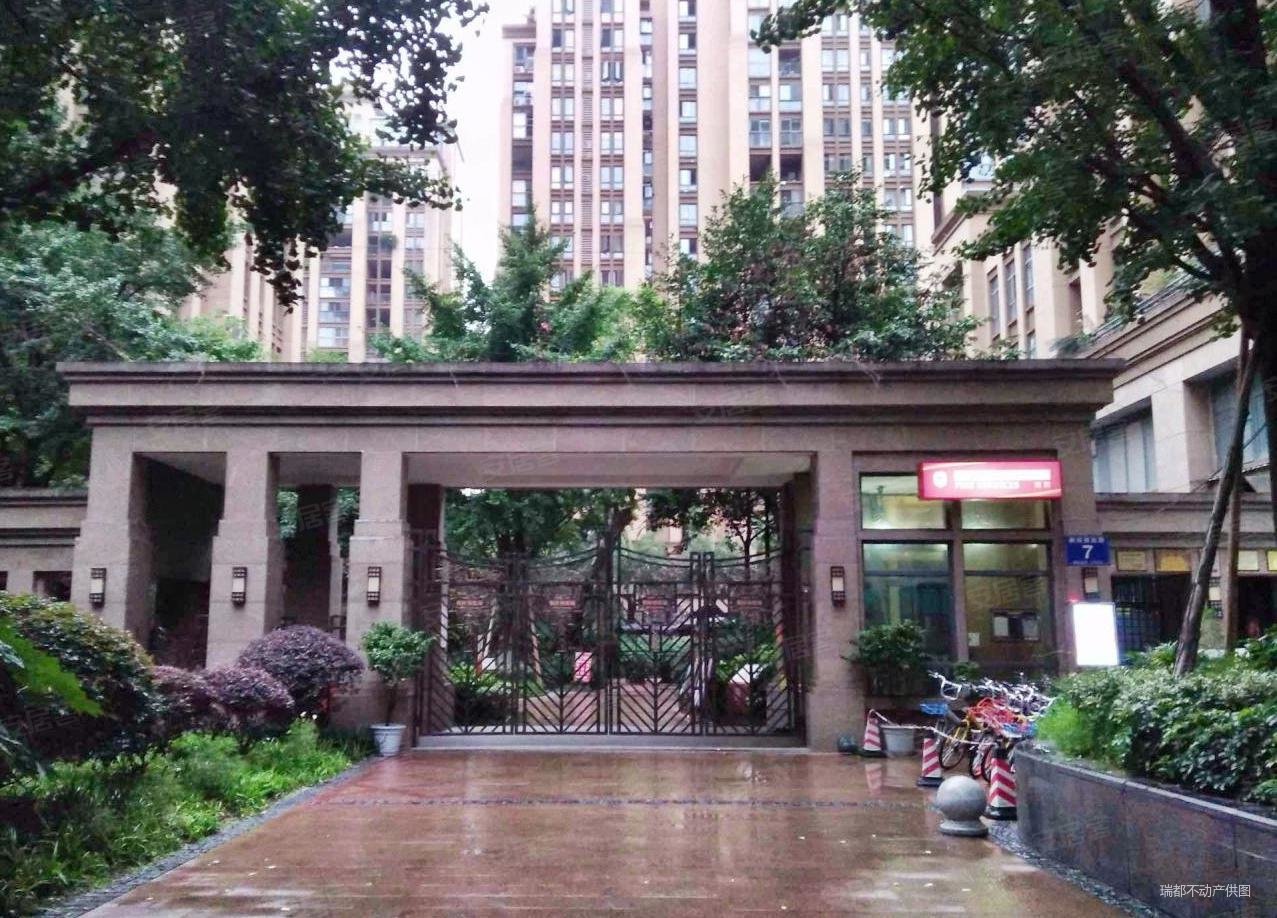 电梯房南北通透满五桐梓林欧城143平精装修