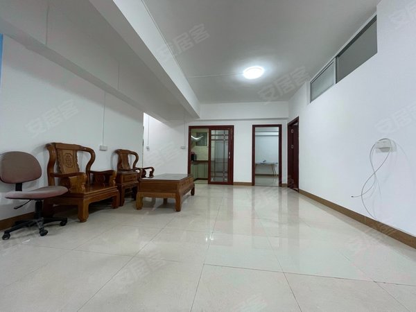 广州黄埔南岗鸿森大厦鸿森大厦 4室2厅2卫 3500元月 配套齐全 精装修